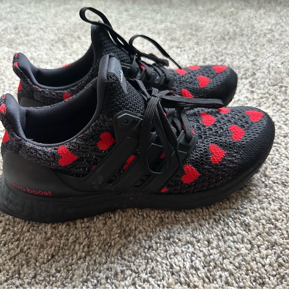 Like New 2022 Adidas UltraBoost 5.0 DNA 'Valentine's Day'; size Men 7/womens 8 - Picture 5 of 7
